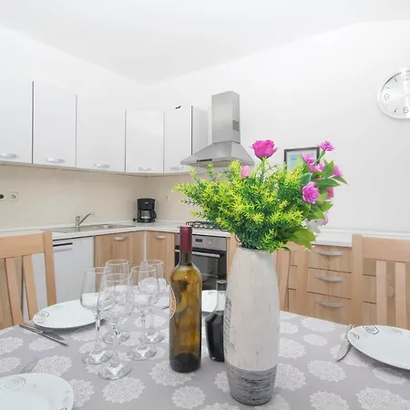 Apartment Lara Jezera