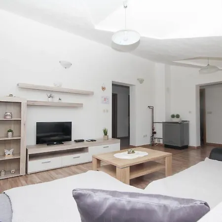 Apartment Lara *
